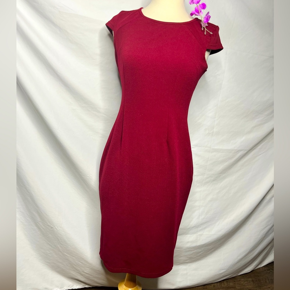 Maroon cap sleeve past knee straight line dress M